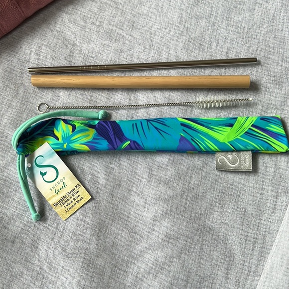 Travelers gift set includes essentials for a trip, cruise, safari, etc. - Picture 7 of 8